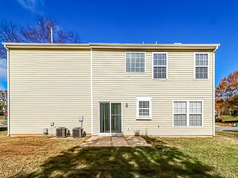 7021 Long Run Ln — Photo 16