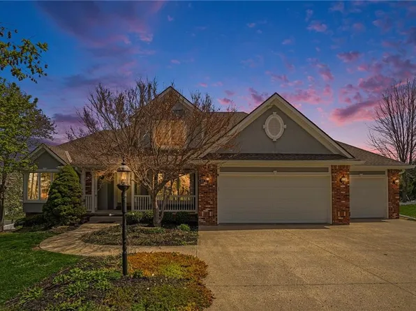 3213 Harbor View Dr, Saint Joseph, MO 64506