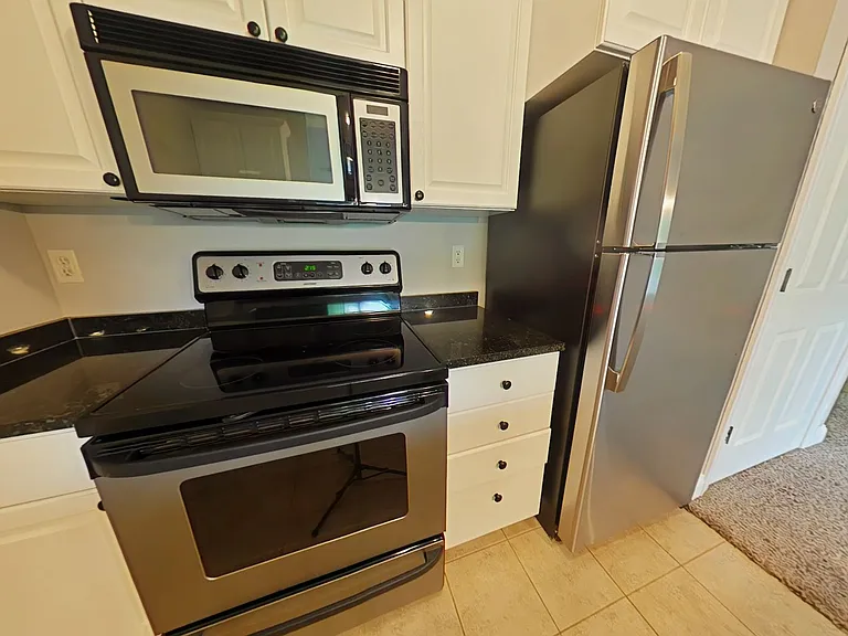 Delafield Lakes Apartments — Photo 57