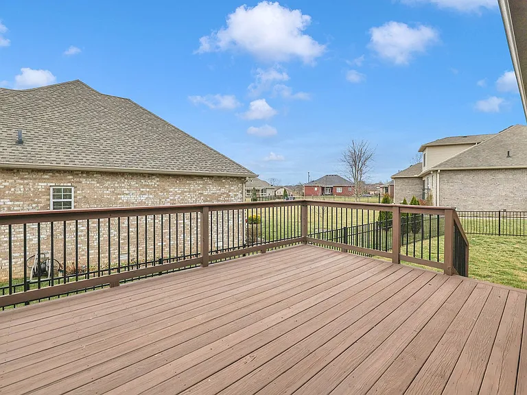 402 Lucy Cir — Photo 36