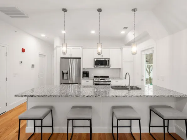 68 Chestnut St #E, Newton, MA 02465