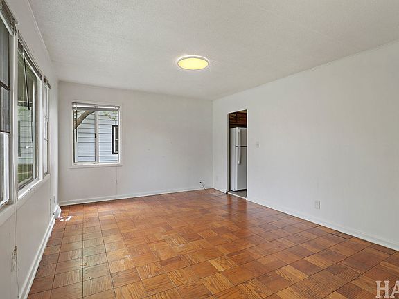 3rd image of 916 Chestnut St