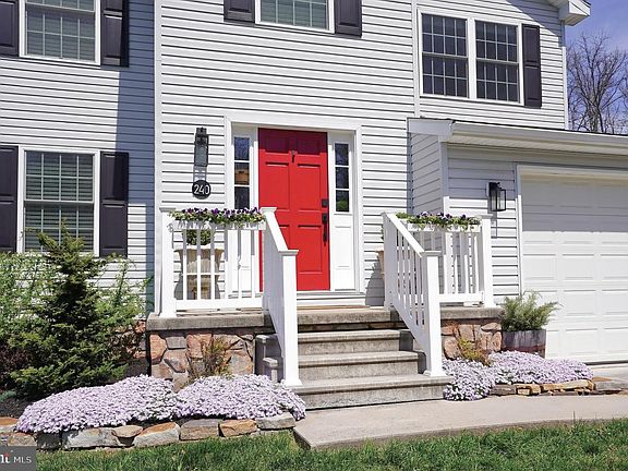3rd image of 240 Twin Lakes Dr