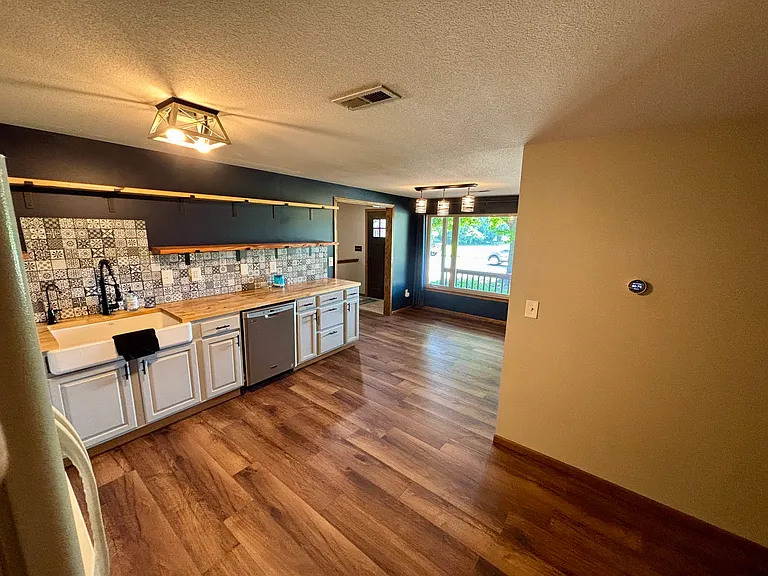 109 S Derby Ave — Photo 4