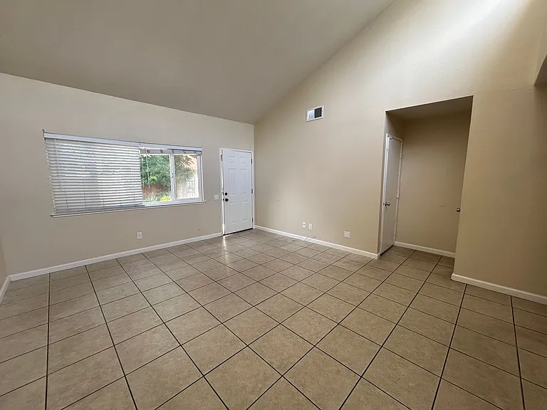 2104 Sharon Way — Photo 4