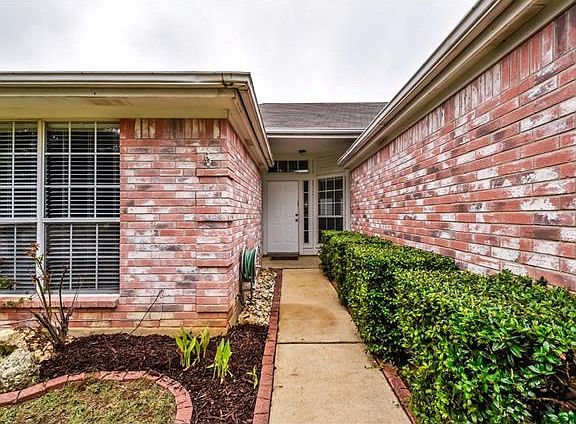 3rd image of 1702 Parkwood Dr