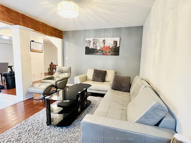 1033 Grandview St N — Photo 4