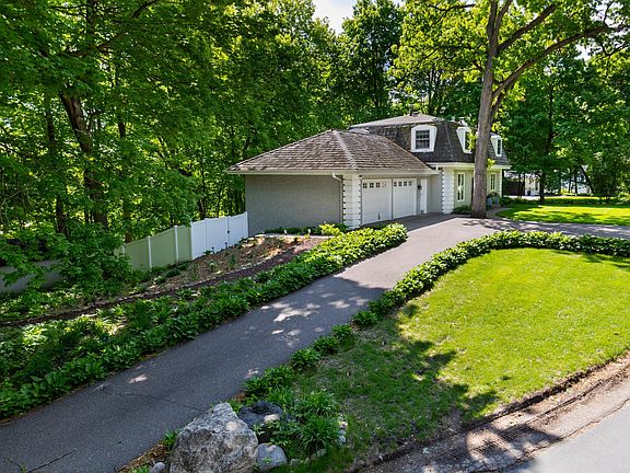 2nd image of 300 Lindawood Ln
