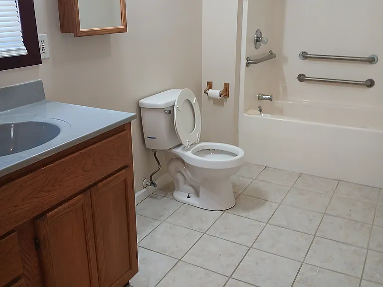 709B S Poplar St — Photo 5