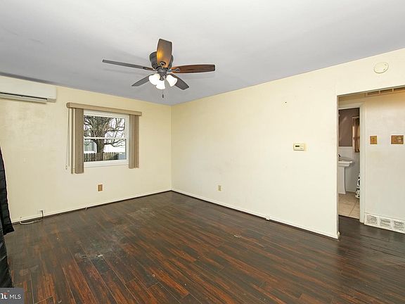 5th image of 136 West Ave