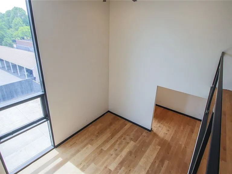 33 Russell St #202 — Photo 23