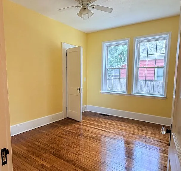 403 E Elm St — Photo 16