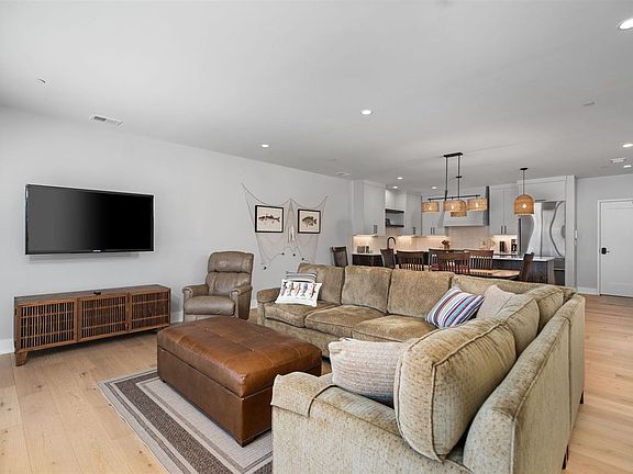 4th image of 4041 Renwick Ln #14