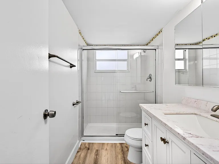 2555 NE 11th St #104 — Photo 12
