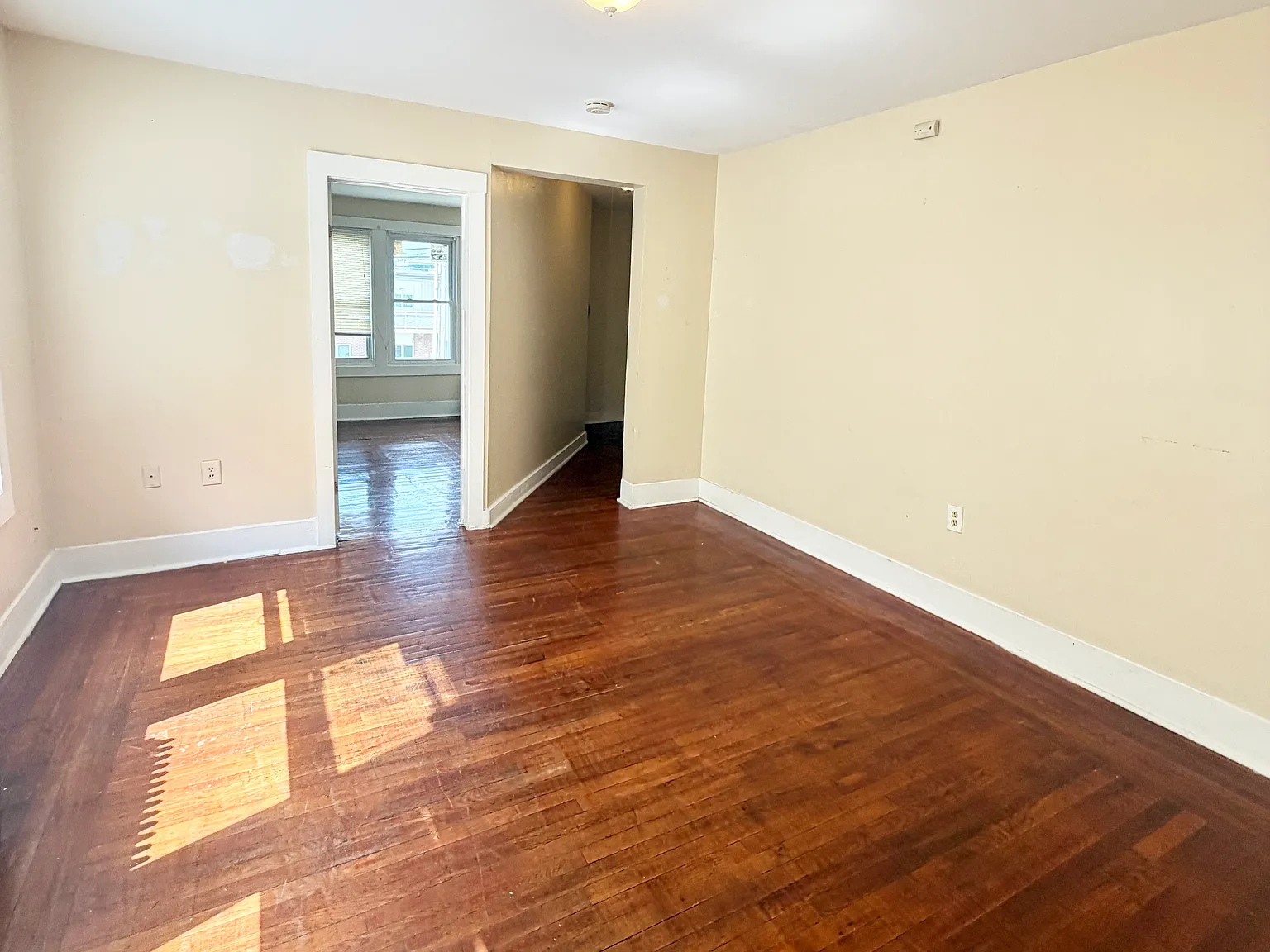 3 bed, 900 sqft, $1,600 — Photo 3