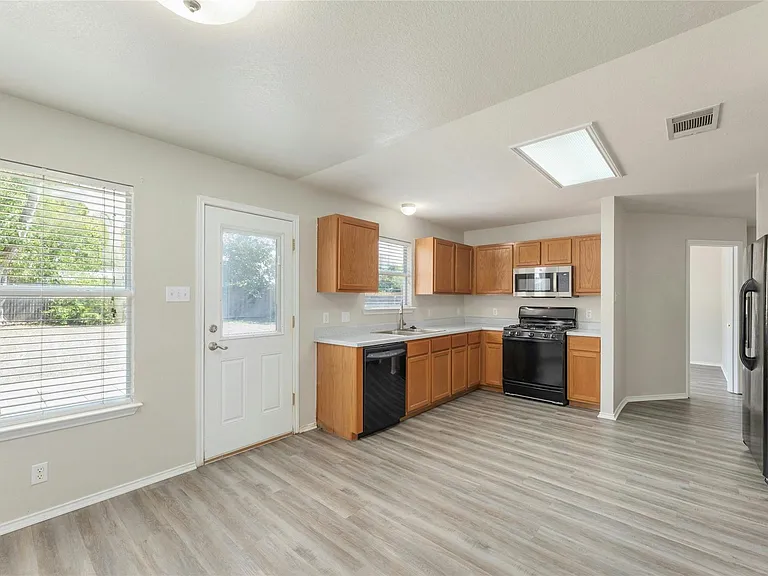 113 Matthew Dr — Photo 10