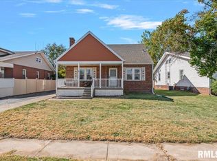 711 N Webster St, Taylorville, IL 62568
