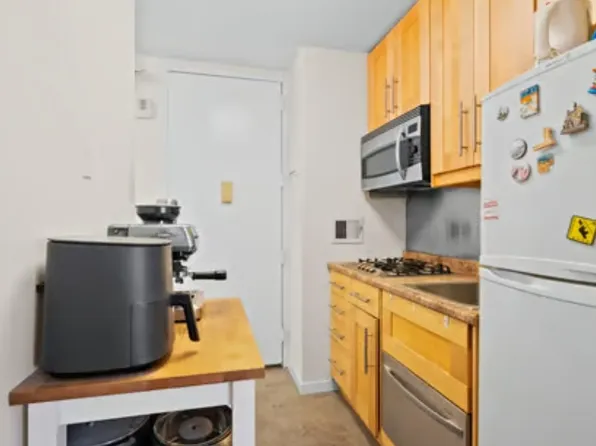 500 West 43rd Street image 5 of 6