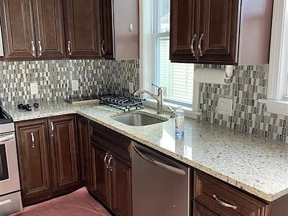 5th image of 8-10 Essex St #2