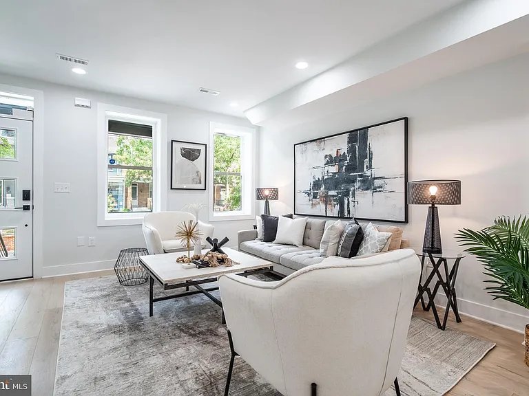 520 Irving St NW — Photo 8