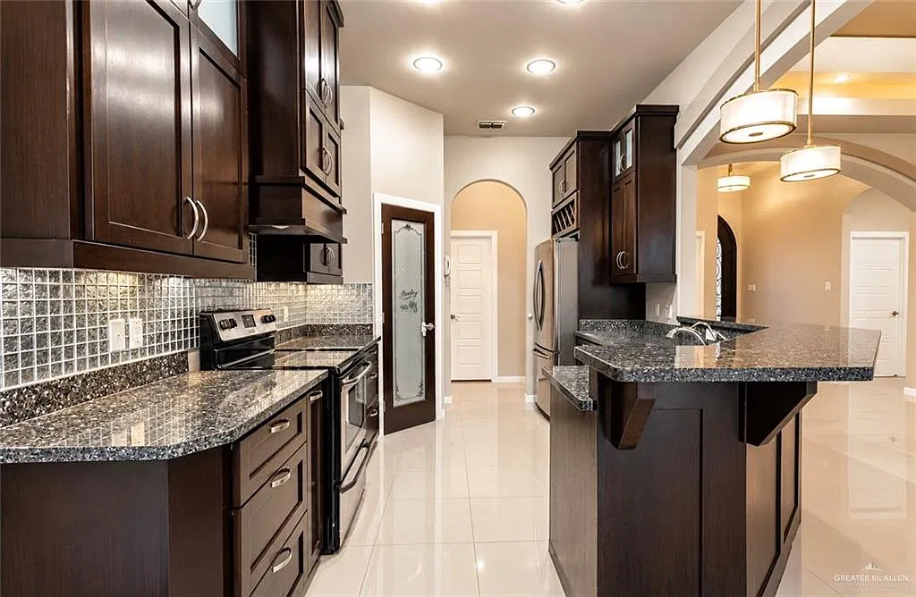 4 bed, 2.5 bath, 1839 sqft, $2,500 — Photo 2