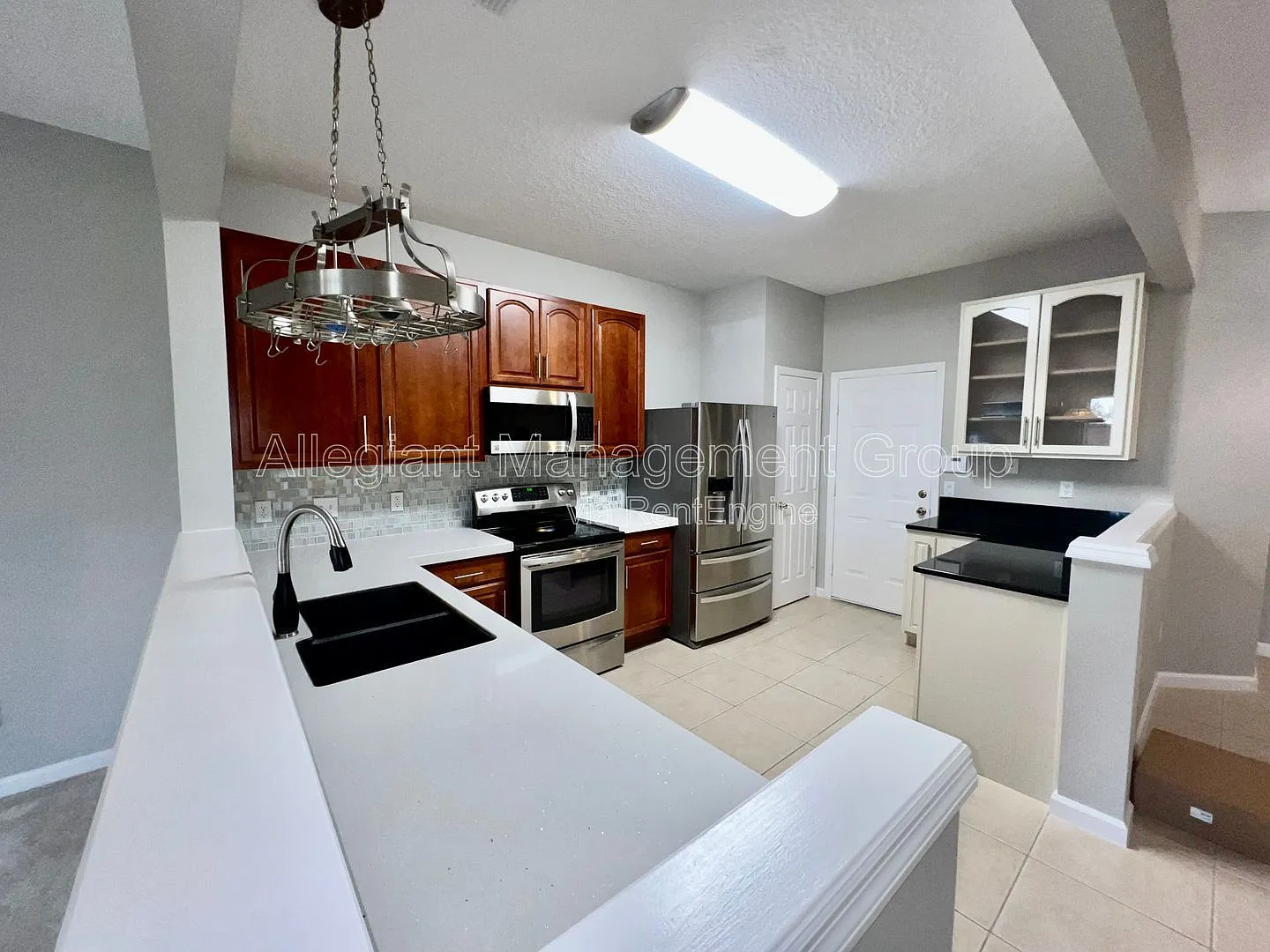 2 bed, 2.5 bath, 1550 sqft, $1,999 — Photo 2