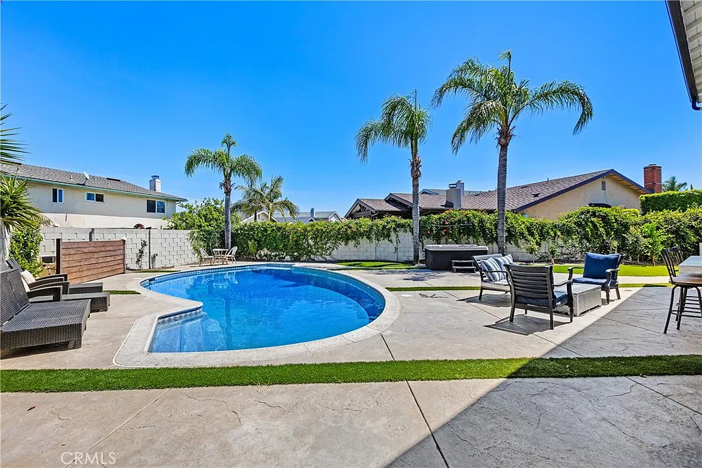 4 bed, 2.5 bath, 2748 sqft, $11,500 — Photo 2