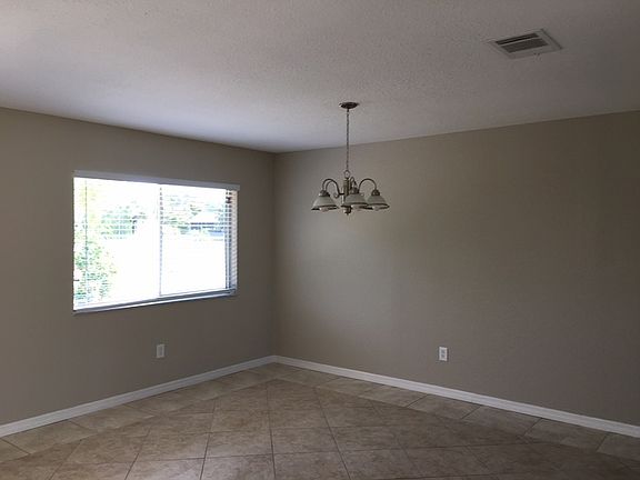 3rd image of 3218 Montclair Cir