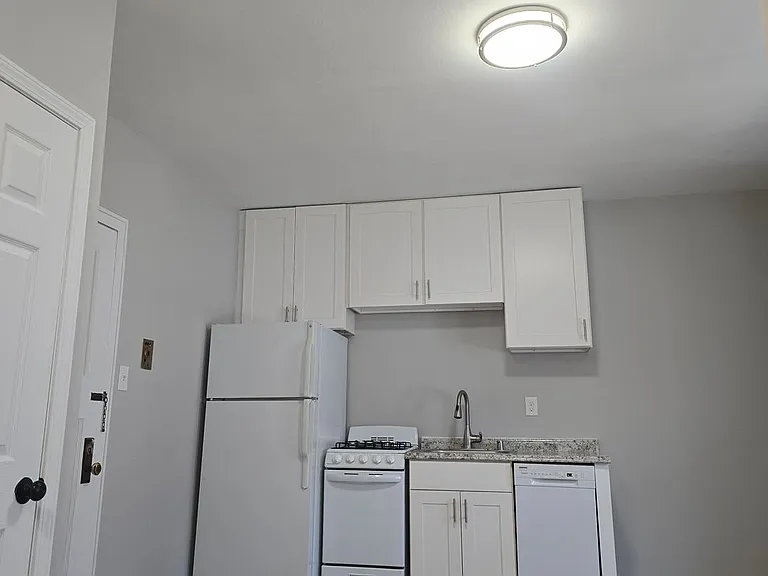 Lower East Side Milwaukee Studio and One bed Apartments- Flexible Lease Terms — Photo 10