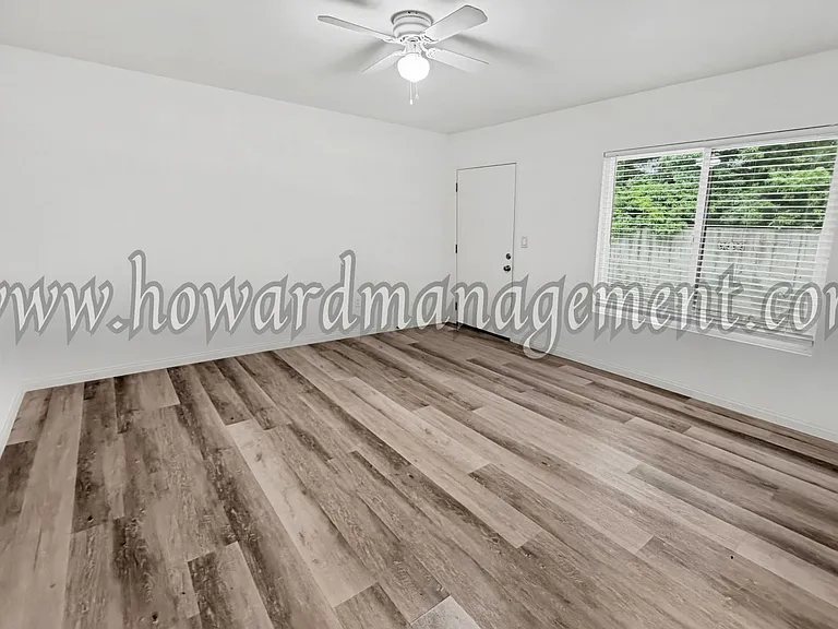 ** Move In Special** 4124 Grand View! Prime Location, All Vacancies Currently Offering 2 Week Fre... — Photo 2
