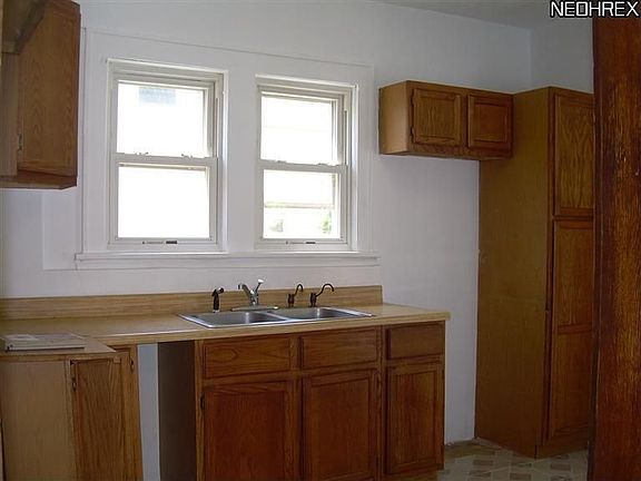 4th image of 411 E Archwood Ave
