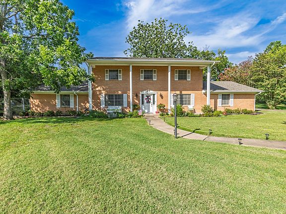 2nd image of 2810 Tanglewood Dr