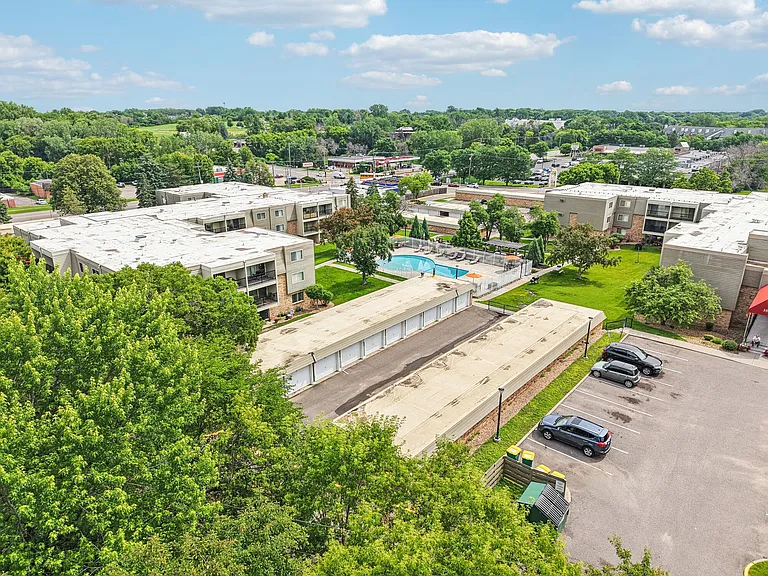 Royal Oaks Apartments — Photo 25