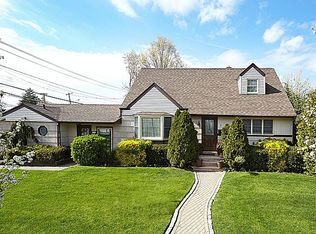 1 Willow Pl, Albertson, NY 11507