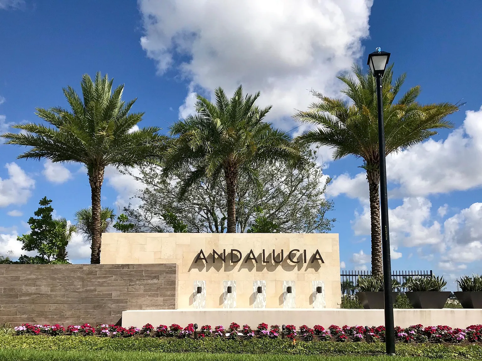 3 bed, 2.0 bath, 2000 sqft, $4,100 — Photo 3