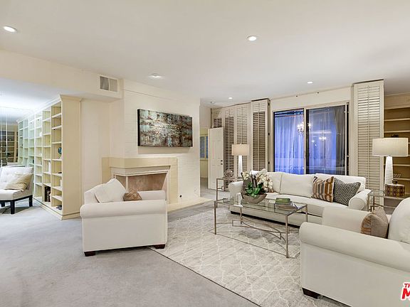 3rd image of 621 S Barrington Ave APT 109