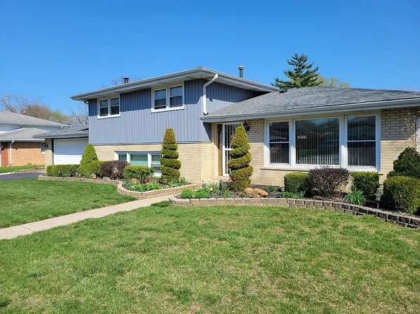 10507 S Terry Dr, Palos Hills, IL 60465