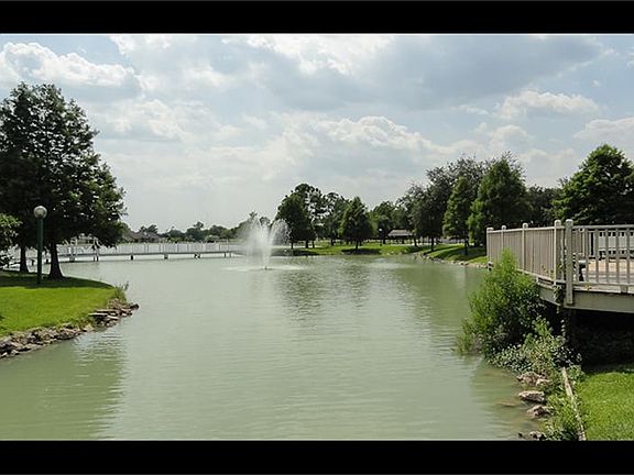 The community has beautiful lakes, a semi-private golf course and much, much more...