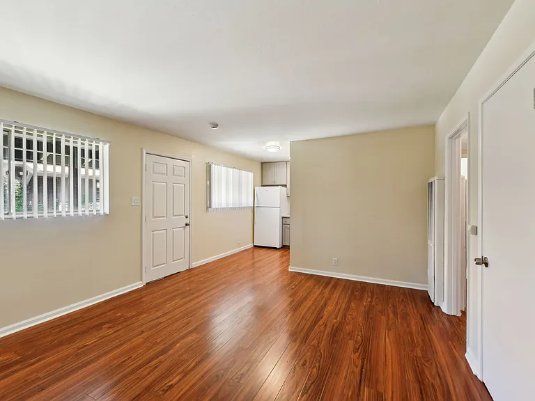 ROCKINGHAM APARTMENTS — Photo 24