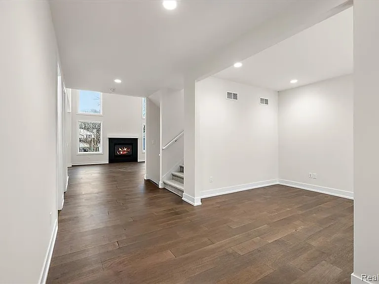 2911 Walsh Dr — Photo 4