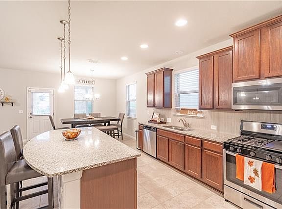 5th image of 403 Eagle Brook Ln