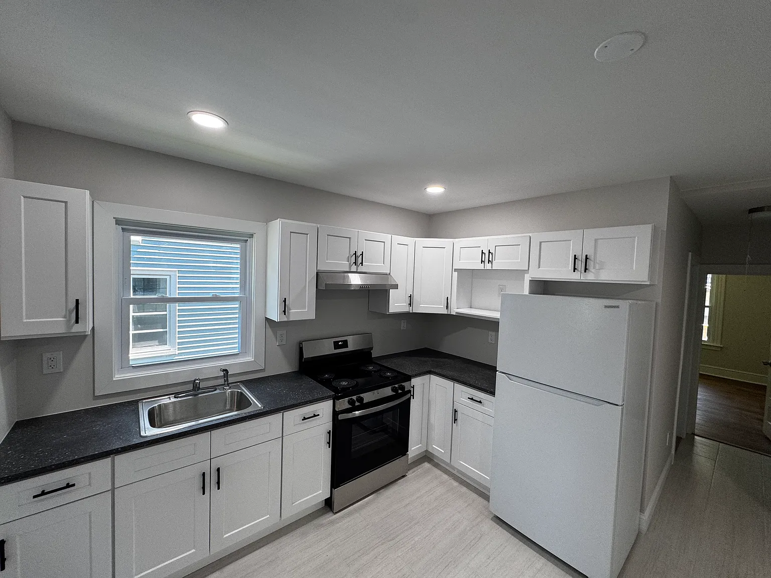 3 bed, 1270 sqft, $2,100 — Photo 2