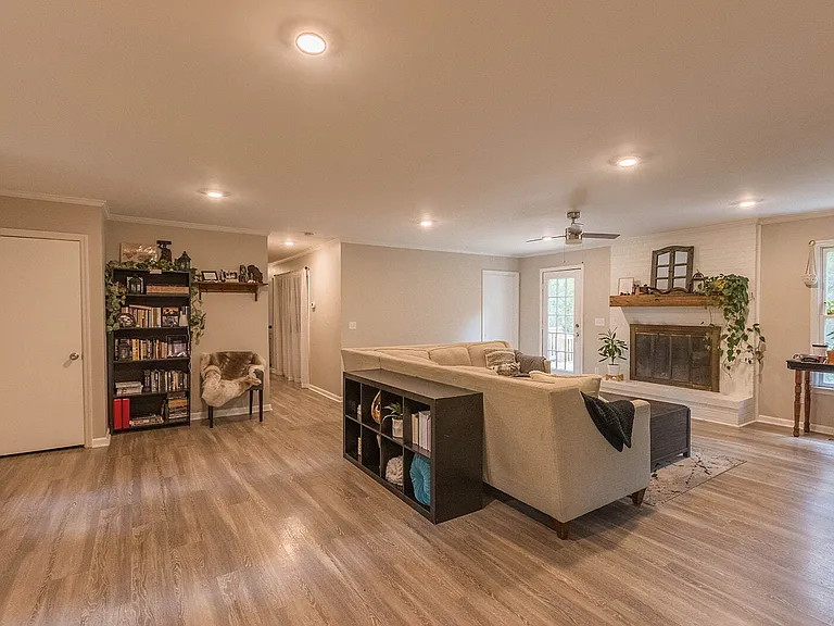 210 Elliott Ct — Photo 5