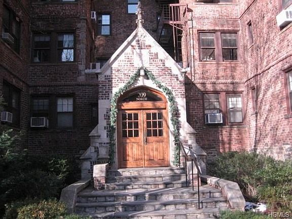 The Thornycroft is a pre-war building with the largest backyard on Garth Road. The building has an exercise room, bike room, two laundry rooms and has recently renovated the lobbies and public area