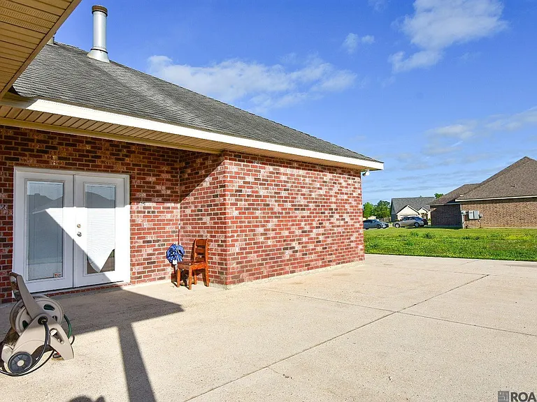 121 Therease Dr — Photo 3