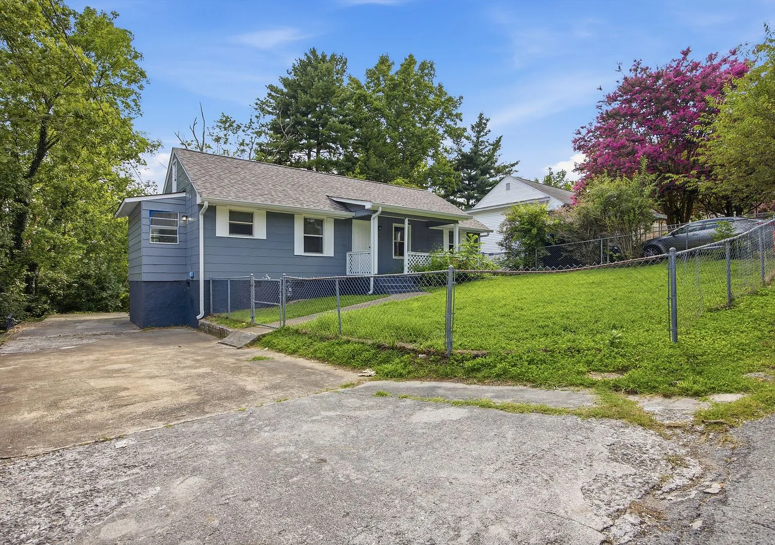 3 Bed 1.5 Bath in East Ridge Fenced Yard! — Photo 2