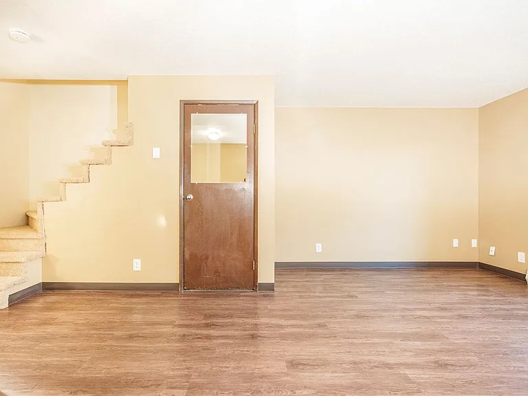 525-Monmouth Villas — Photo 10