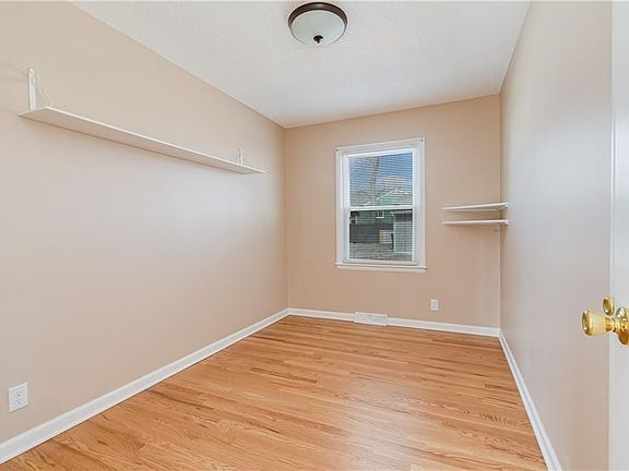 4th image of 302 NE Orchard Dr