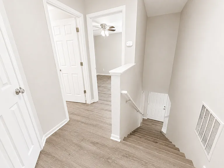 1318 Valley Creek Ln — Photo 12
