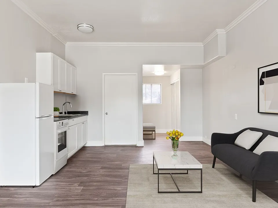 Bright & Sunny Studio w/ All New Renovation!!